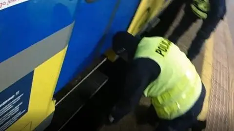 Potknął się i wpadł między odjeżdżający pociąg a peron