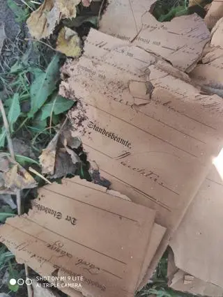 Znaleziono m.in. nadpalone dokumenty, które pochodzą z funkcjonującego w ratuszu Urzędu Stanu Cywilnego. Najprawdopodobniej są jedynymi znanymi dokumentami, które pochodzą z przedwojennego braniewskiego USC.