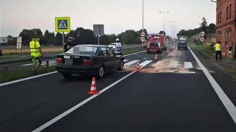 Wjechał w auto stojące przed przejściem pieszych, a to uderzyło w kobietę z trójką dzieci