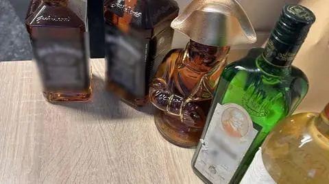 Ukradł alkohol z hostelu i zasnął na ławce w parku. Dotarli do niego po śladach stłuczonych butelek