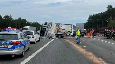 "Zrobił się efekt domina". Osiem aut rozbitych na A2, cztery osoby ranne