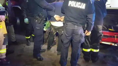 Wypalali miedziane kable w piecu. Z zadymionego mieszkania ewakuowano poszukiwanego