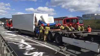 Kabina jednej z ciężarówek została zmiażdżona
