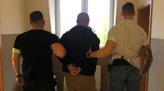 Policjanci doprowadzili mężczyznę do komisariatu