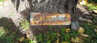 Wśród odnalezionych artefaktów jest tabliczka dawnej kasy Miejskiego Ogniowego Towarzystwa Ubezpieczeniowego (Stadt-feuersozietätskasse).