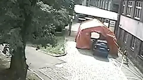 Wjechał samochodem do namiotu służącego w szpitalu do segregacji pacjentów. Został ukarany mandatem