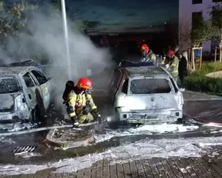 Strażacy gasili płonące auta