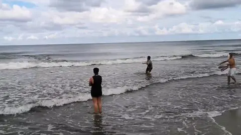 Ratownikom pomogli plażowicze
