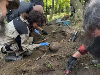 Na cmentarzu w Siadle Górnym w Zachodniopomorskiem, gdzie poszukiwano zabytkowych płyt nagrobnych, odnaleziono szczątki dwóch żołnierzy niemieckich. Należeli prawdopodobnie do 8 pułku 1 Policyjnej Brygady Strzeleckiej, która broniła w 1945 roku południowej strony Szczecina.