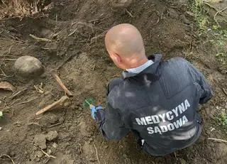 Na cmentarzu w Siadle Górnym w Zachodniopomorskiem, gdzie poszukiwano zabytkowych płyt nagrobnych, odnaleziono szczątki dwóch żołnierzy niemieckich. Należeli prawdopodobnie do 8 pułku 1 Policyjnej Brygady Strzeleckiej, która broniła w 1945 roku południowej strony Szczecina.