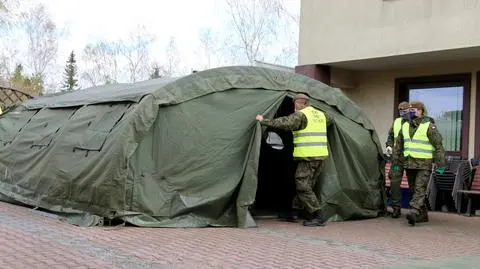 Pracownicy domów pomocy społecznej zamieszkali w namiotach. "Minimalizujemy możliwość przeniesienia wirusa"