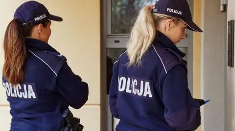 Policjanci kontrolują osoby objęte kwarantanną