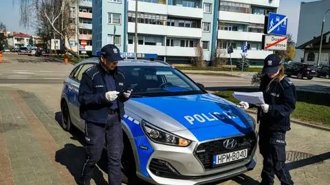 Policjanci kontrolują osoby objęte kwarantanną