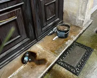 Biuro Wałęsy zostało oblane kwasem masłowym