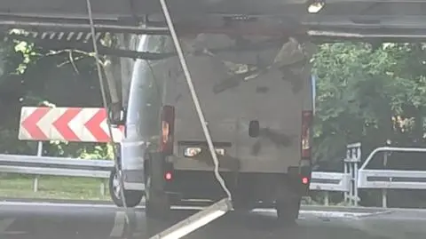 "Pewnie nie spodziewał się, że jest za wysoki". Uszkodził sufit parkingu i odjechał