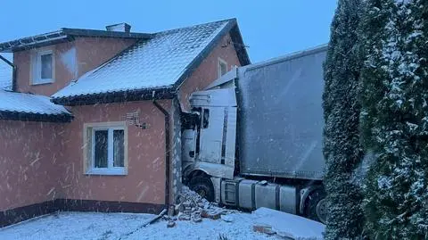 Rozpędzona ciężarówka wbiła się w dom