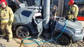 Kierowca został zakleszczony między słupem a tramwajem