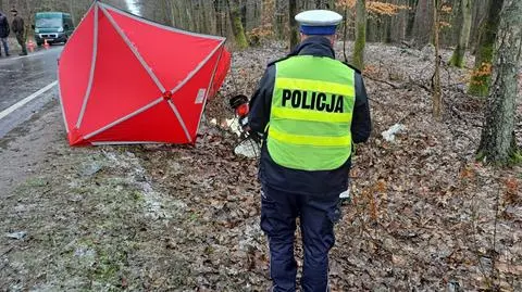 Czołowe zderzenie samochodu z jednośladem. Nie żyje motorowerzysta