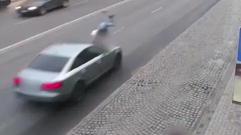 Wbiegła wprost przed nadjeżdżające auto, siła uderzenia odrzuciła ją na kilka metrów