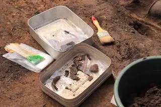 W grobach odkryto wiele artefaktów