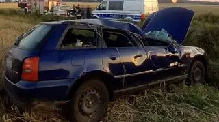 Policjant w cywilu zauważył wywrócone auto, które chwilę wcześniej dachowało