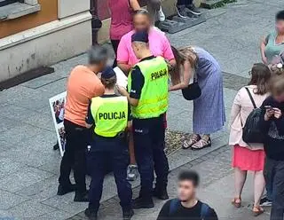 Na skutek interwencji mężczyźni zakończyli prezentację