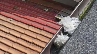 Dwa worki z narkotykami policjanci znaleźli na dachu budynku
