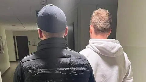 Najpierw pili razem alkohol. Później mieli pobić 56-latka, skrępować go i pozostawić nagiego na dworze