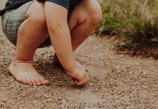 Dwulatek bez opieki w parku. Zainteresowali się nim dwaj nastolatkowie