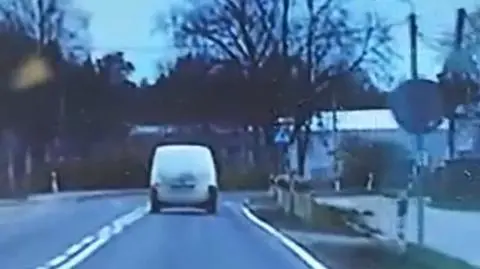 Chcieli go zatrzymać, bo nie zapiął pasów. Zaczął uciekać. Był pijany, nie miał prawa jazdy i wiózł kradzione drewno