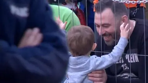 Mężczyzna zobaczył się z synem przez ogrodzenie