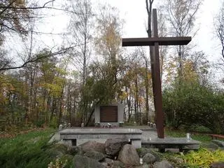 Krzyż i ołtarz na terenie, który obecnie określany jest mianem Doliny Śmierci