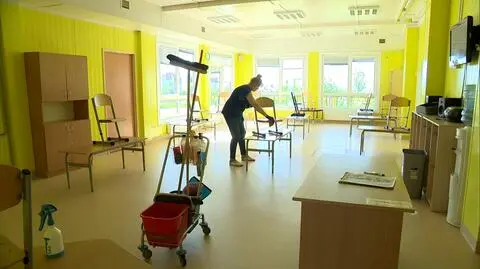 "Nie rzucamy się na szyję, nie jemy wspólnie na zasadzie: daj gryza kanapki". Co trzeba wiedzieć przed powrotem do szkoły