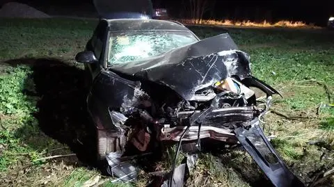 Auto wypadło z drogi przez nieprawidłowy manewr. Kierowcę zabrał śmigłowiec LPR
