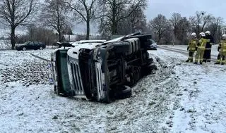 Ciężarówka przewożąca buraki wpadła do rowu