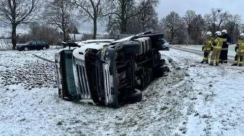 Ciężarówka przewożąca buraki wpadła do rowu
