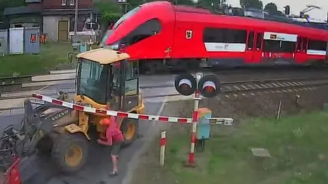 Na przejazd wjechał tyłem, utknął między rogatkami. Chwilę później nadjechał pociąg