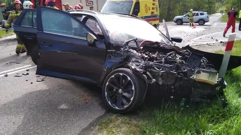 Zderzenie na skrzyżowaniu. Dwoje dzieci i ich matka w szpitalu