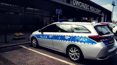 Rodzina go nie przyjęła, nie miał gdzie odbyć kwarantanny. Poszedł więc na dworzec