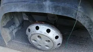 Jechał autem bez jednej opony