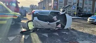 Po uderzeniu w barierki auto przewróciło się na bok