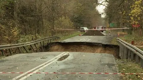 Zniszczenia drogi spowodowane przez zerwanie tamy nieopodal miejscowości Świętoborzec