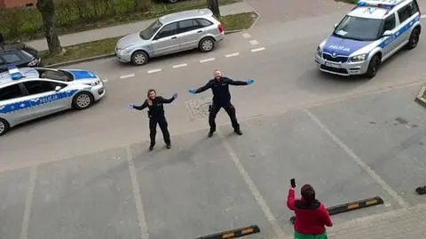 Policjanci zatańczyli dla dzieci podczas kwarantanny