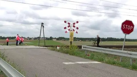 Matka i bliźnięta zginęli na przejeździe kolejowym. Maszynista oskarżony. "Nie użył sygnałów dźwiękowych"