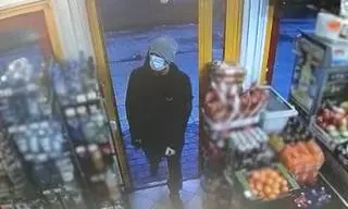 Policja poszukuje mężczyzny, który może mieć związek z przestępstwami