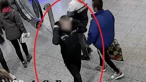 Szła ulicą, poczuła szarpnięcie i straciła połowę włosów. "Fryzjer" już z zarzutami