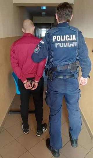 Trzej obywatele Ukrainy, podejrzani o zaatakowanie mężczyzny w fałszywej taksówce, zostali zatrzymani przez gdańską policję. Napastnicy mieli założyć na głowę pasażera foliową siatkę na głowę, bić go i dusić, a następnie ukraść kurtkę, portfel z dokumentami i telefon warte prawie 2 tysięcy zł.