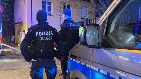 Nieświadomi niebezpieczeństwa spali. Policjanci i strażacy uratowali ich z płonącego budynku
