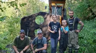 Poszukiwacze historii z bagna pod Fromborkiem wydobyli fragmenty czołgu