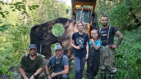 W bagnie znaleźli fragmenty czołgu T-34. Plany poszukiwaczy pokrzyżowały niewybuchy